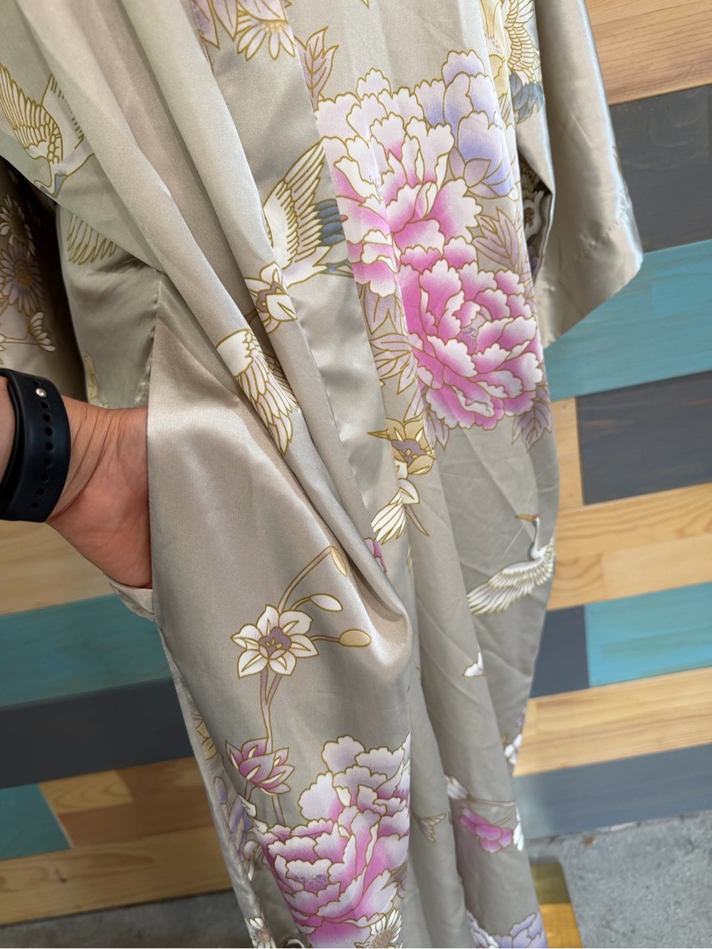 Kim + Ono Satin Chrysanthemum And Crane Long Print Kimono Champagne No Belt - Picture 4 of 10